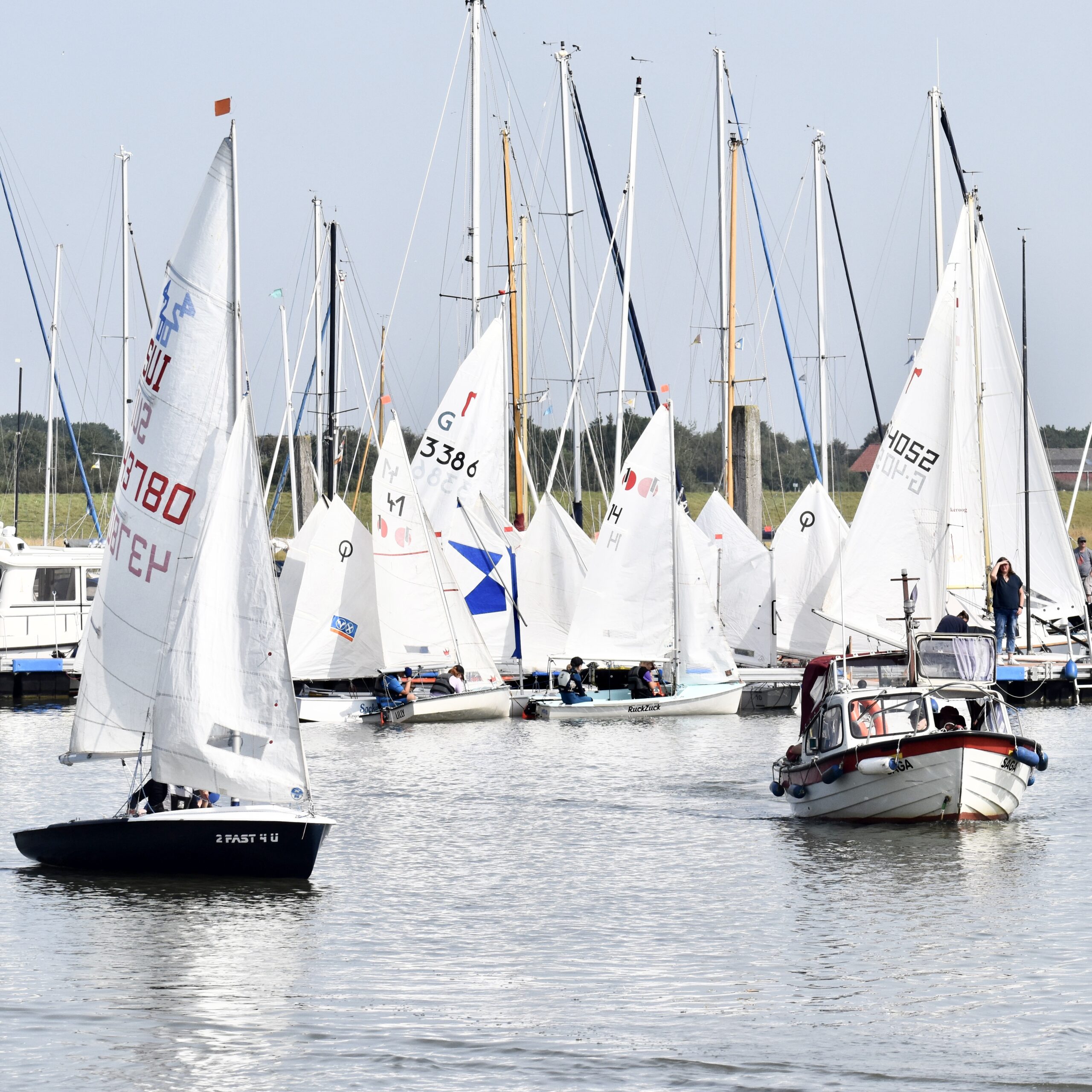 Die Teilnehmer der Jollenregatten auf dem Weg zur Regattabahn beim Jugendsegelwochenende