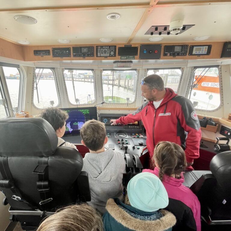 Die Norderneyer Seglerjugend zu Besuch bei den Norderneyer Seenotrettern der EUGEN