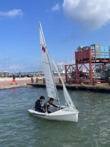 Unsere Teeny Crew auf dem Weg zu Regattabahn